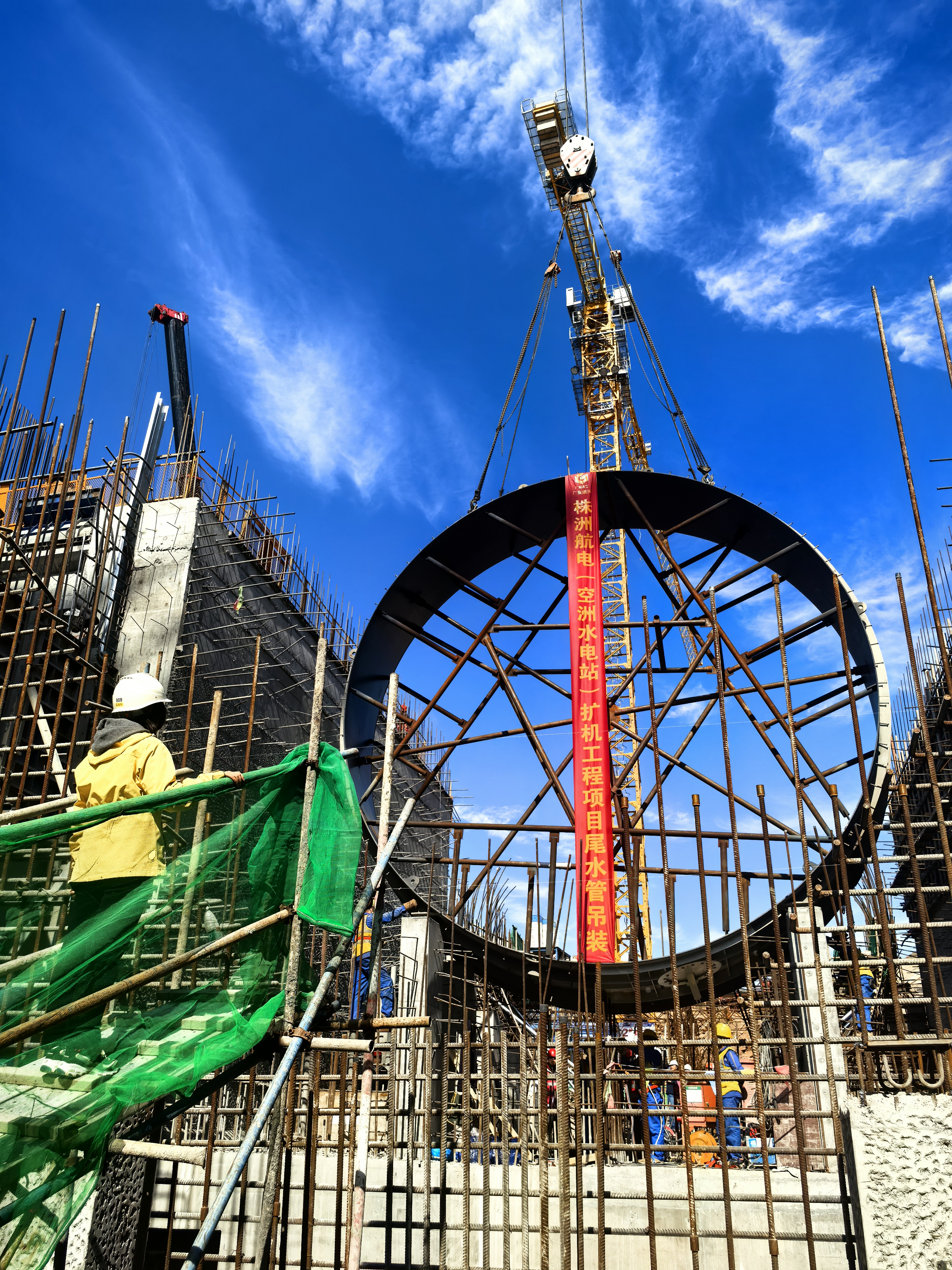 株洲航電（空洲水電站）擴(kuò)機(jī)工程項目 首節(jié)尾水管順利完成吊裝