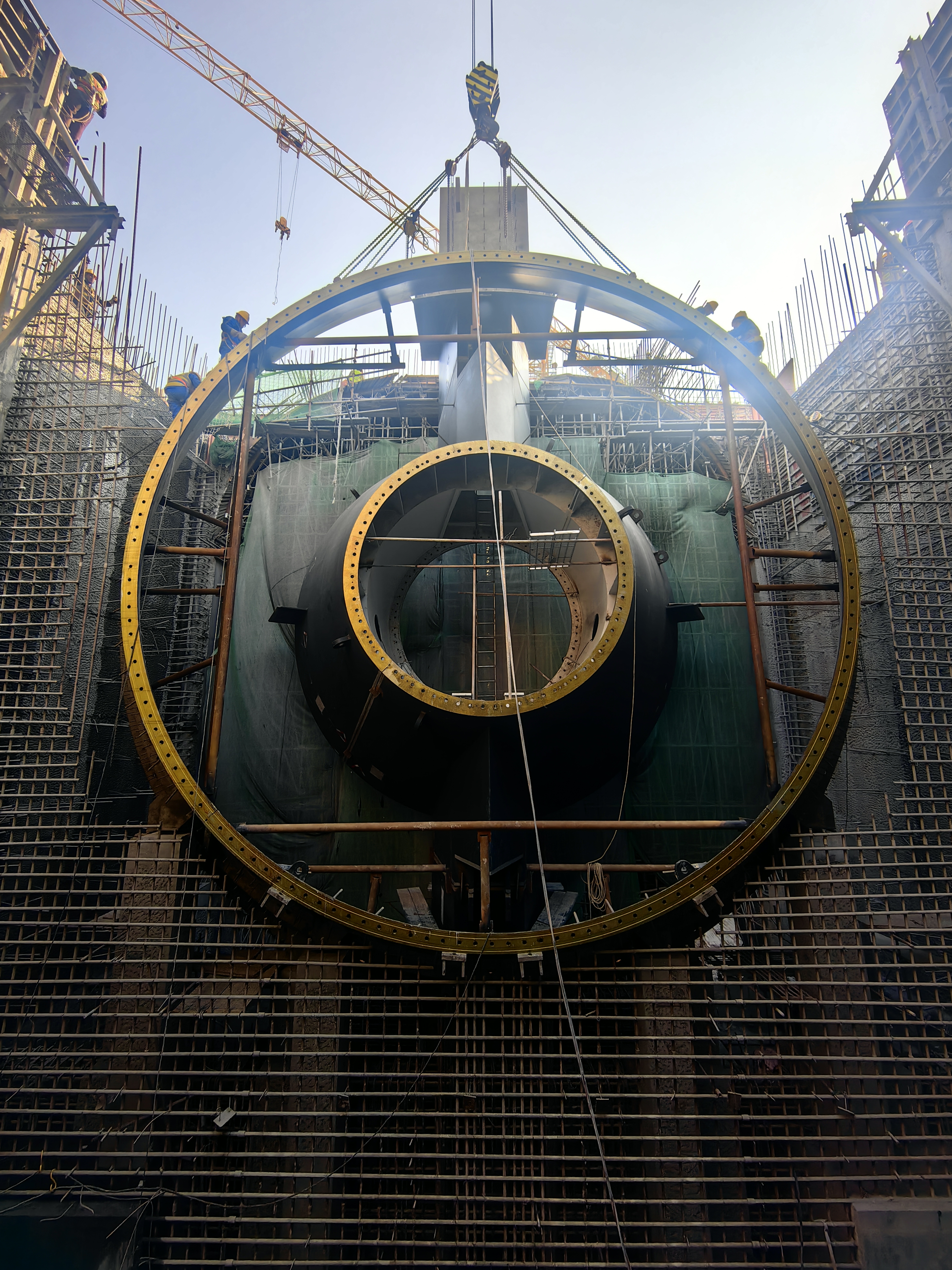 株洲航電（空洲水電站）擴(kuò)機(jī)工程項目機(jī)組管型座順利完成吊裝